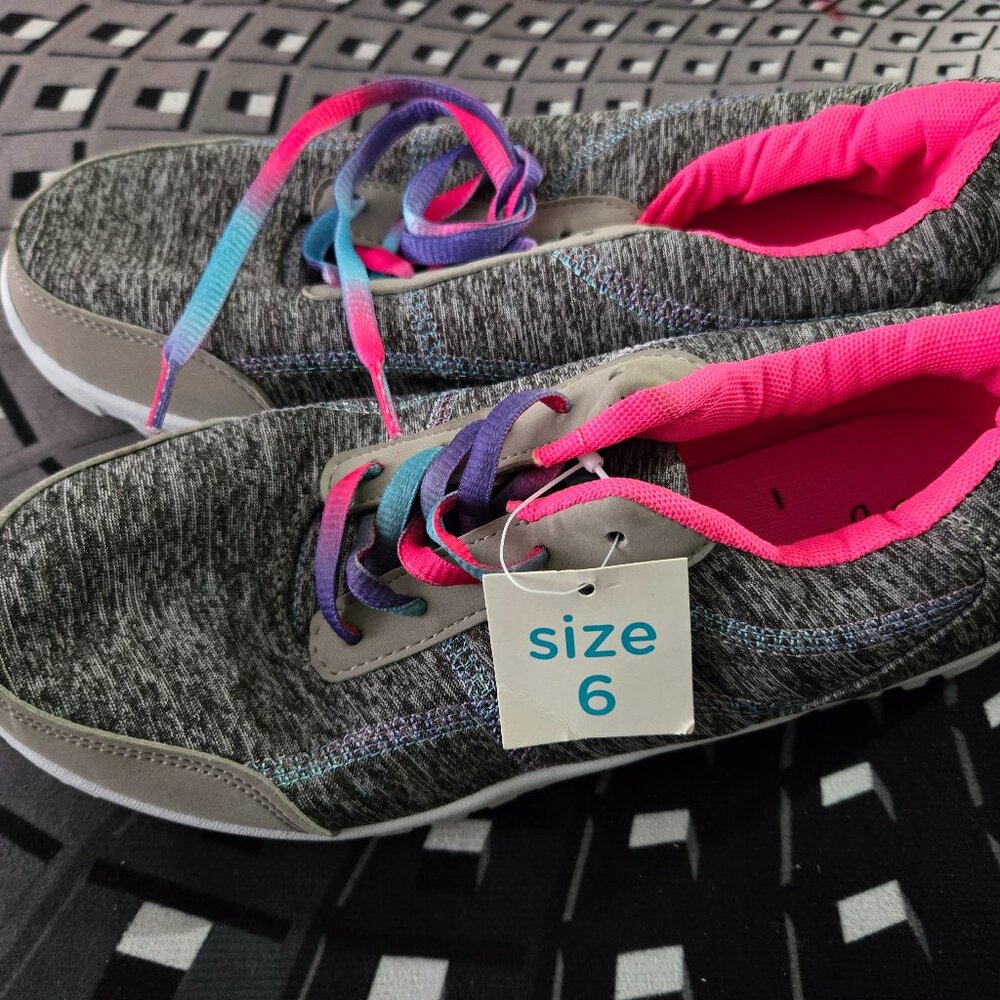 Sneakers soft T shirt NEVER WORN Size 6 Just Be